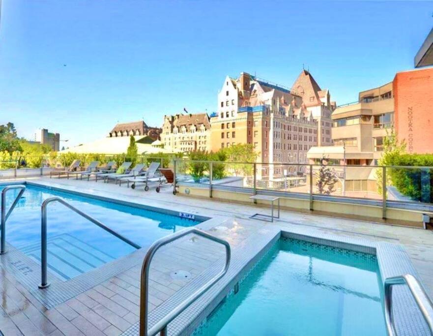 Victoria'S Best Location 2 Bedroom Luxe Condo Extérieur photo