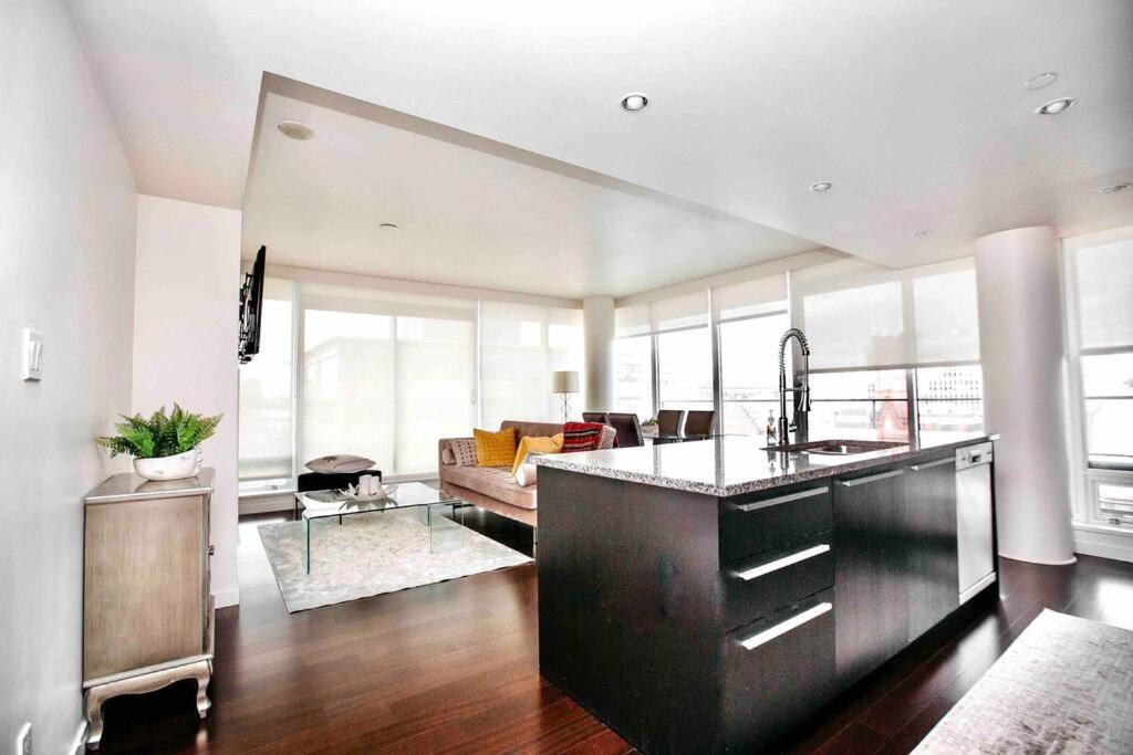 Victoria'S Best Location 2 Bedroom Luxe Condo Extérieur photo