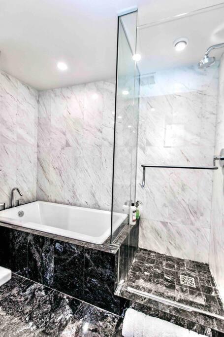 Victoria'S Best Location 2 Bedroom Luxe Condo Extérieur photo
