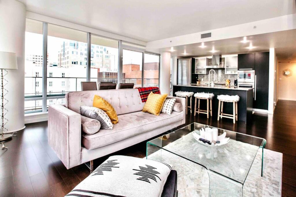 Victoria'S Best Location 2 Bedroom Luxe Condo Extérieur photo