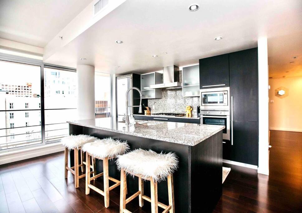 Victoria'S Best Location 2 Bedroom Luxe Condo Extérieur photo