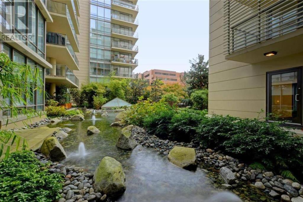 Victoria'S Best Location 2 Bedroom Luxe Condo Extérieur photo