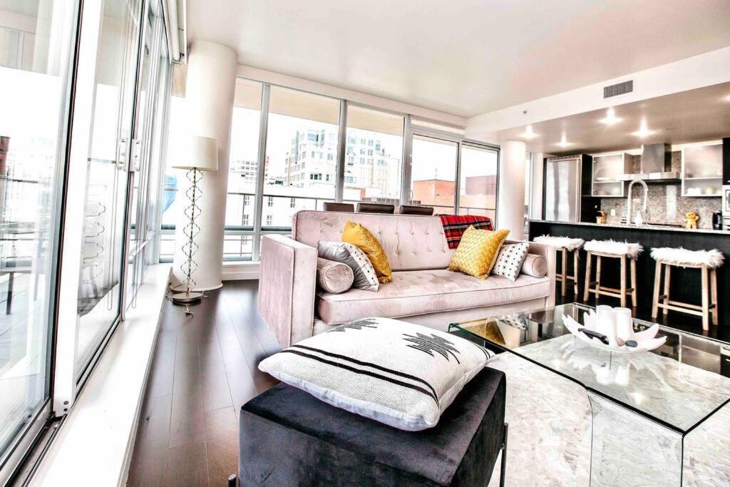 Victoria'S Best Location 2 Bedroom Luxe Condo Extérieur photo