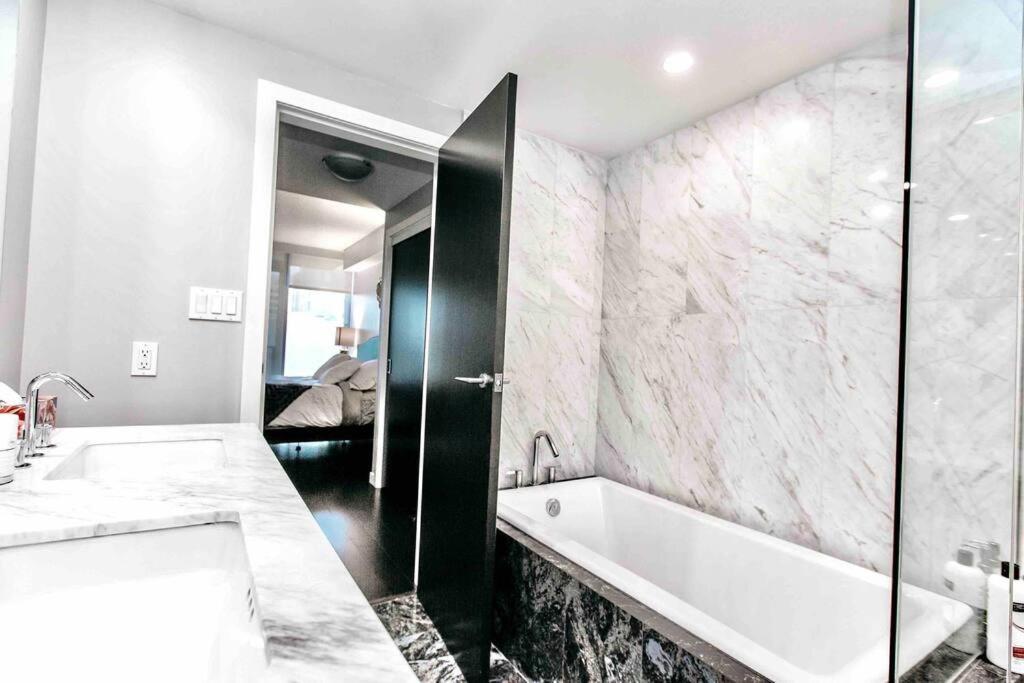 Victoria'S Best Location 2 Bedroom Luxe Condo Extérieur photo