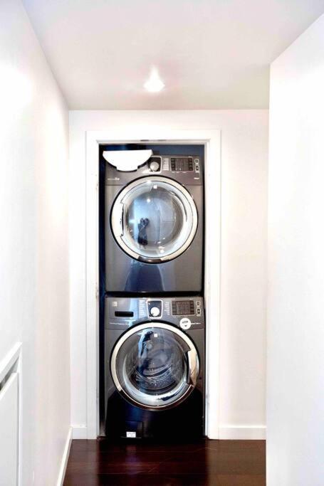 Victoria'S Best Location 2 Bedroom Luxe Condo Extérieur photo