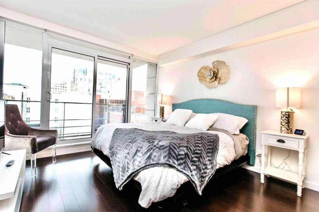 Victoria'S Best Location 2 Bedroom Luxe Condo Extérieur photo