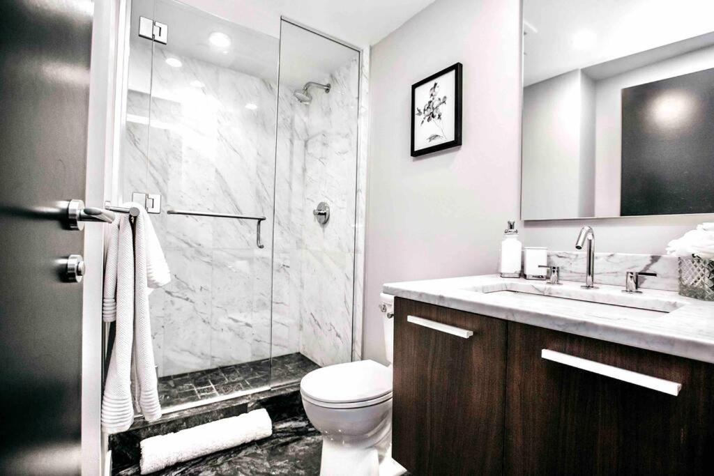 Victoria'S Best Location 2 Bedroom Luxe Condo Extérieur photo
