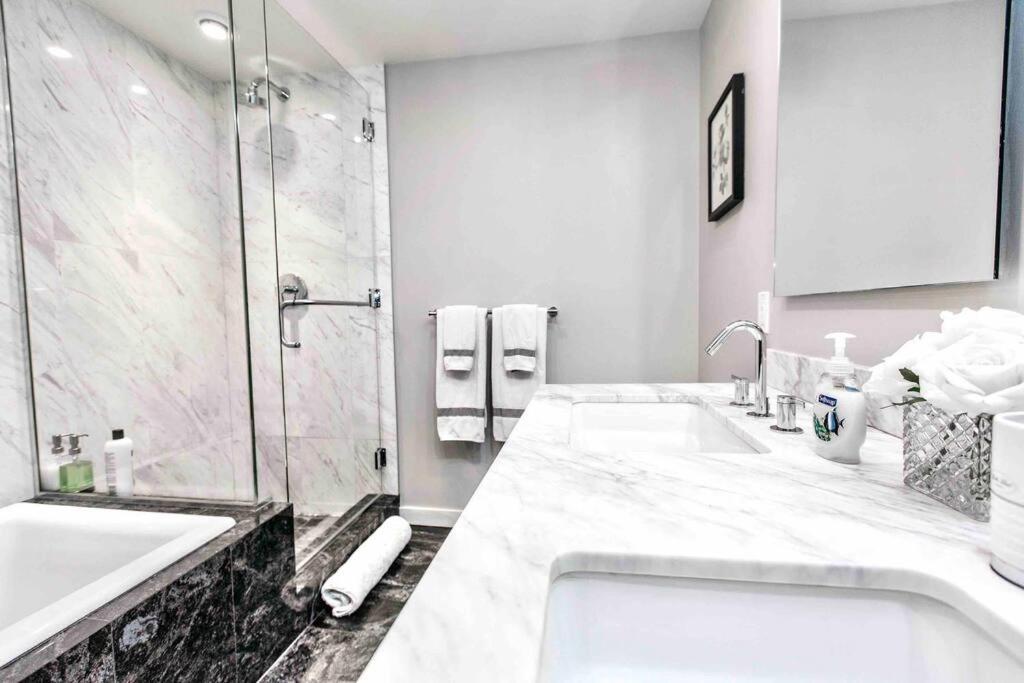 Victoria'S Best Location 2 Bedroom Luxe Condo Extérieur photo