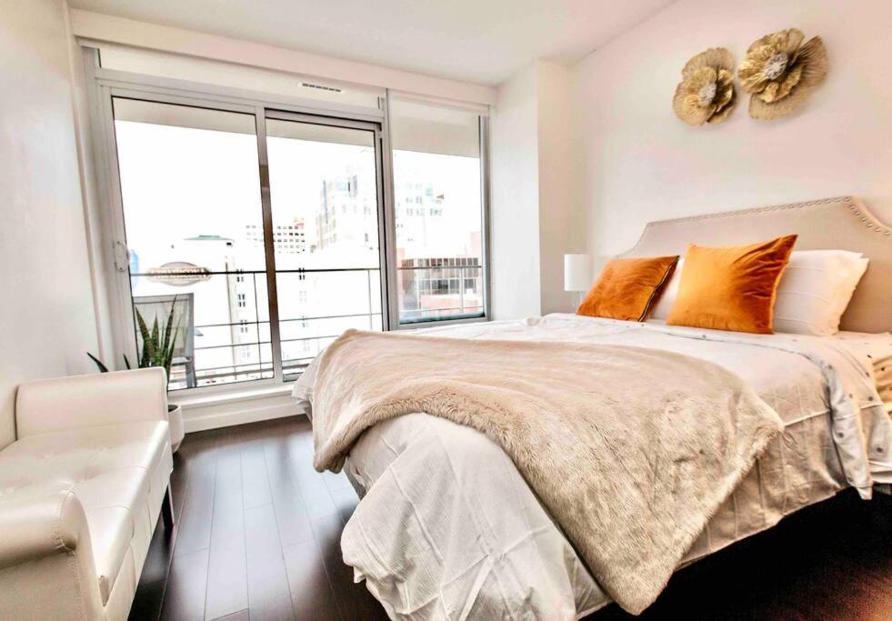Victoria'S Best Location 2 Bedroom Luxe Condo Extérieur photo