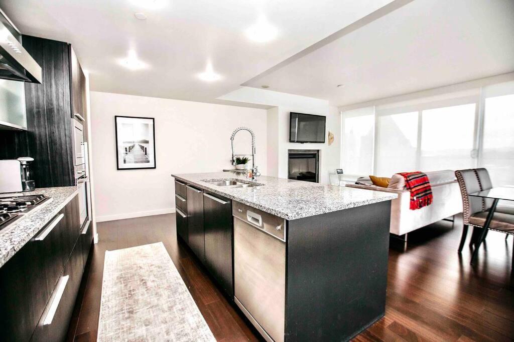 Victoria'S Best Location 2 Bedroom Luxe Condo Extérieur photo