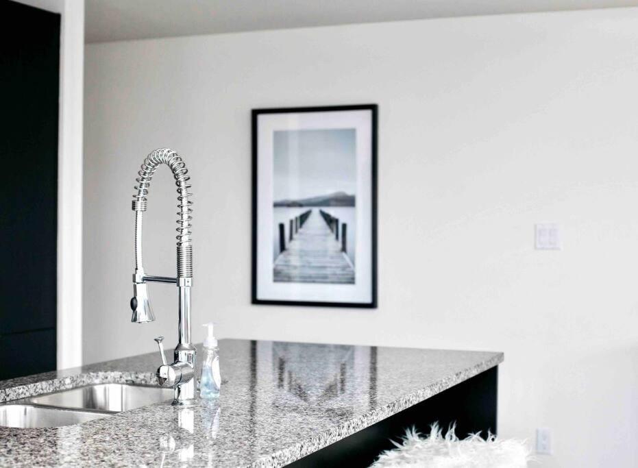 Victoria'S Best Location 2 Bedroom Luxe Condo Extérieur photo
